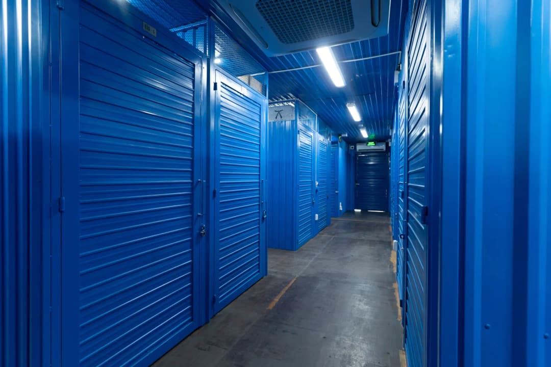MyStorage のセルフストレージ専用ユニットが並ぶ通路