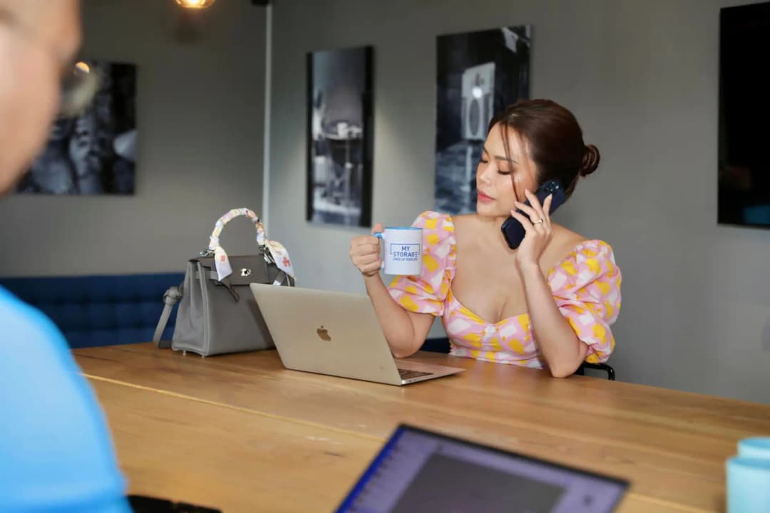 Khách hàng gọi điện để đặt dịch vụ thuê kho MyStorage.