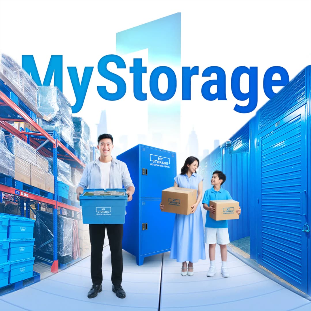 青いロッカーと倉庫棚の間で収納ボックスを運ぶ MyStorage スタッフと家族