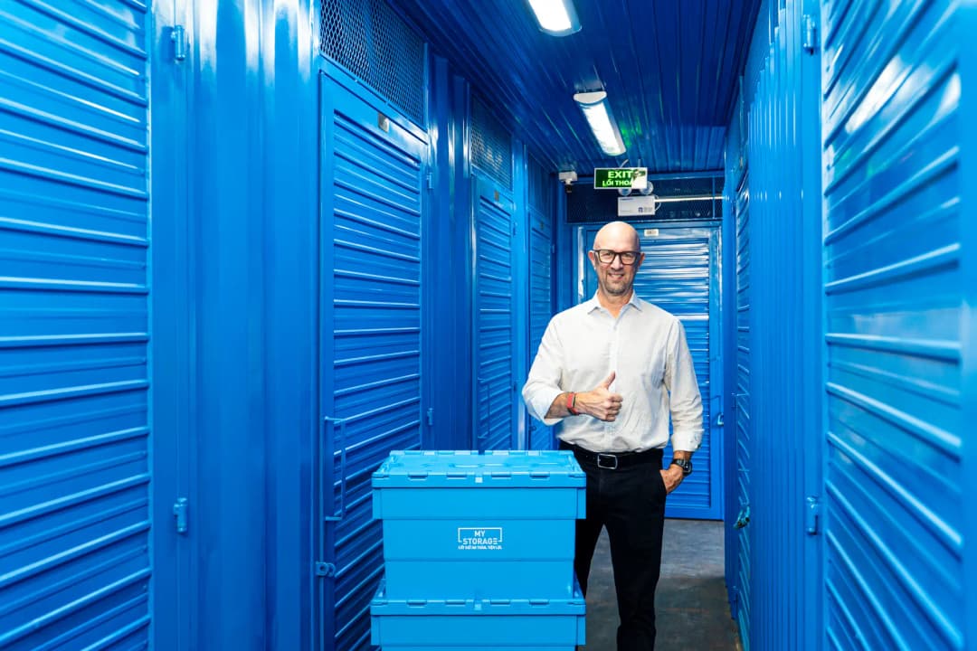 Nhân viên MyStorage giơ ngón tay cái tại cơ sở An Phú