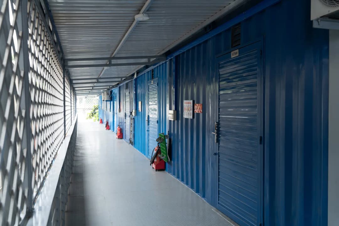 Lối đi có mái che tại cơ sở kho tự quản MyStorage