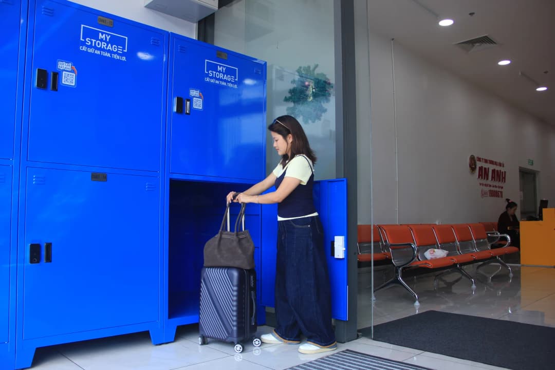 A customer placing a handbag into an open MyStorage locker at Centre Mall District 6