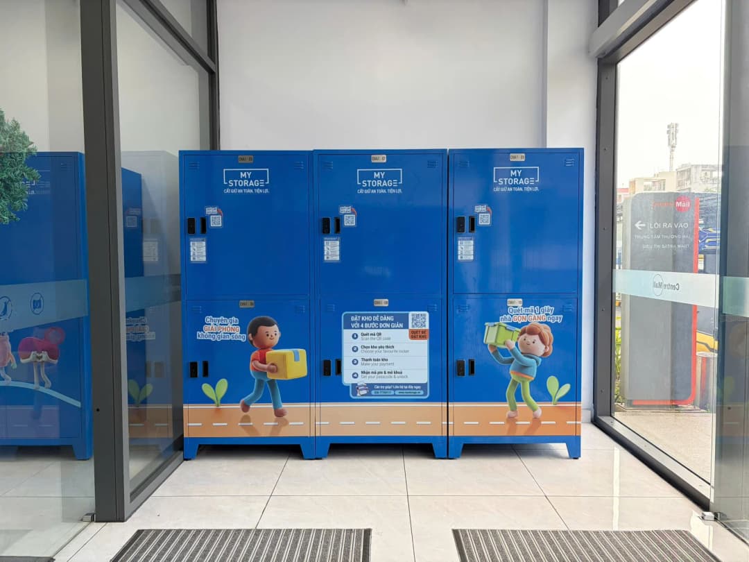 センターモール6区エントランスにあるMyStorageのロッカー。ガラスドア越しにモールの看板が見える