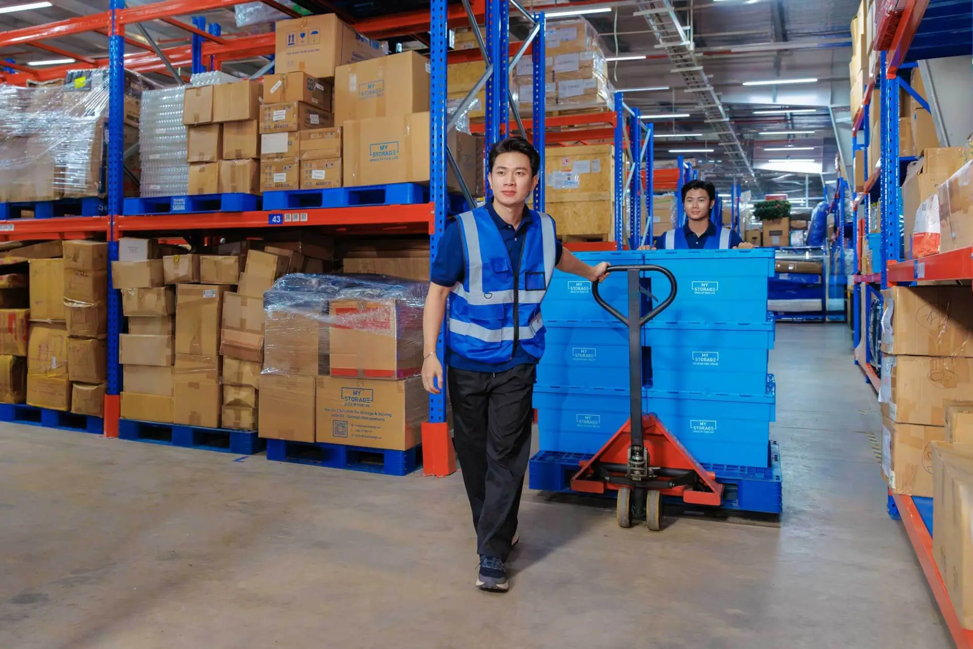 Nhân viên kho trong dãy kho tự quản của MyStorage