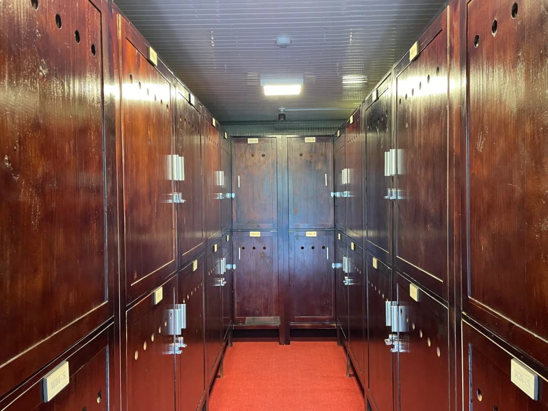 Lối đi giữa các tủ rượu bằng gỗ tại MyStorage