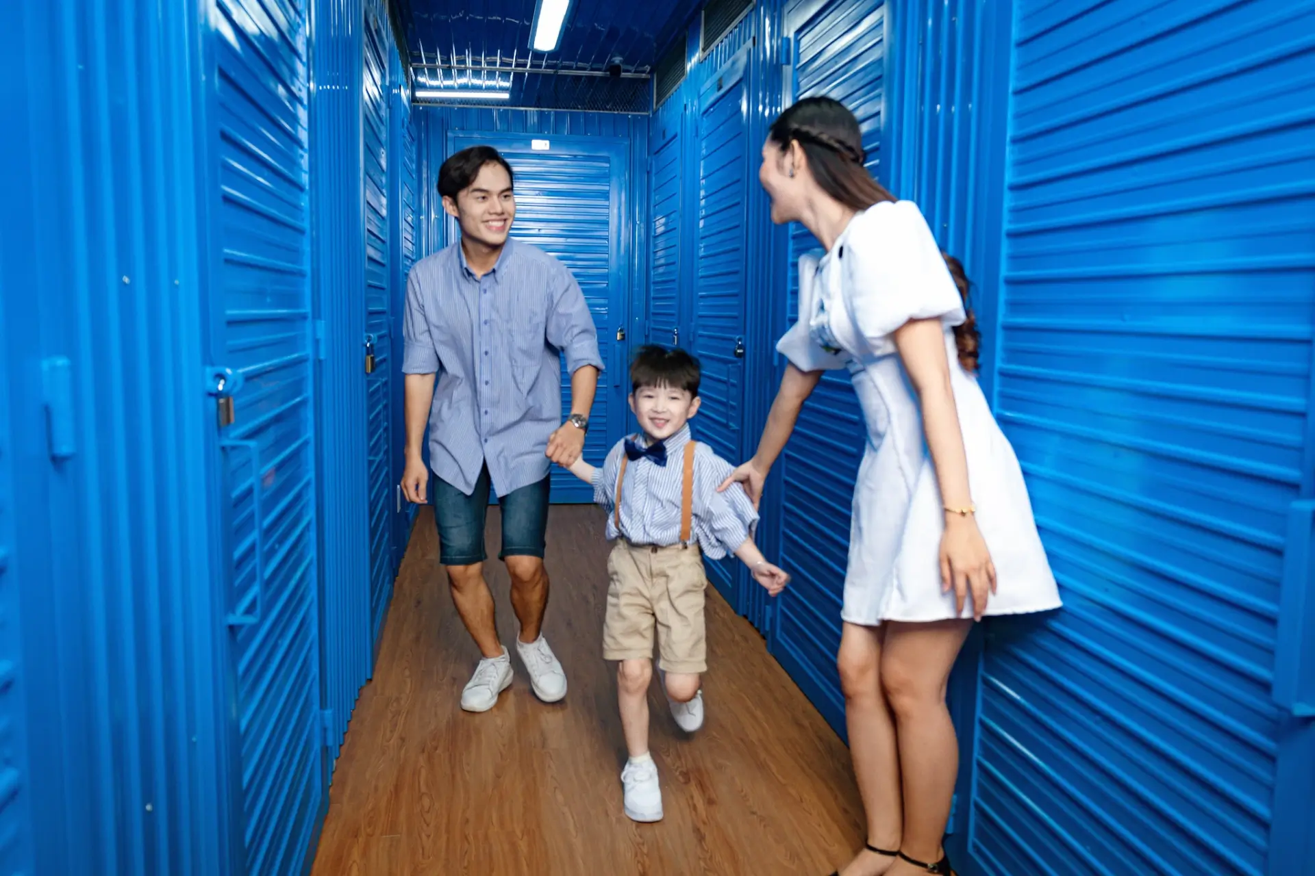 Một gia đình cùng đồ đạc của mình, khách hàng của MyStorage