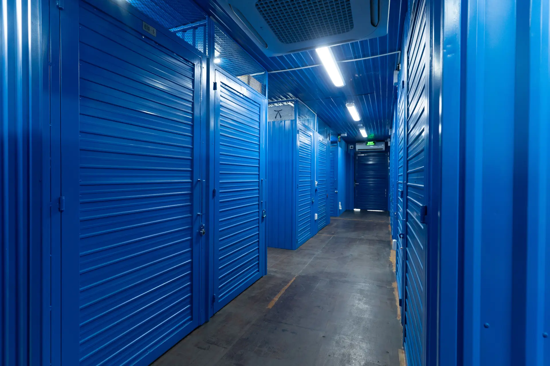 MyStorage のセルフストレージ専用ユニットが並ぶ通路