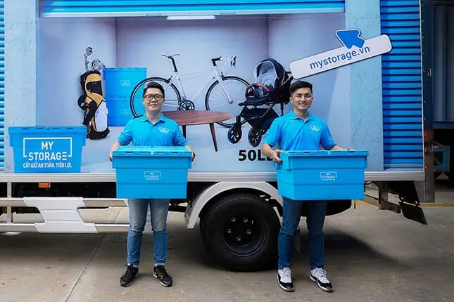 MyStorage 시설에서 보관 상자를 옮기는 두 남성