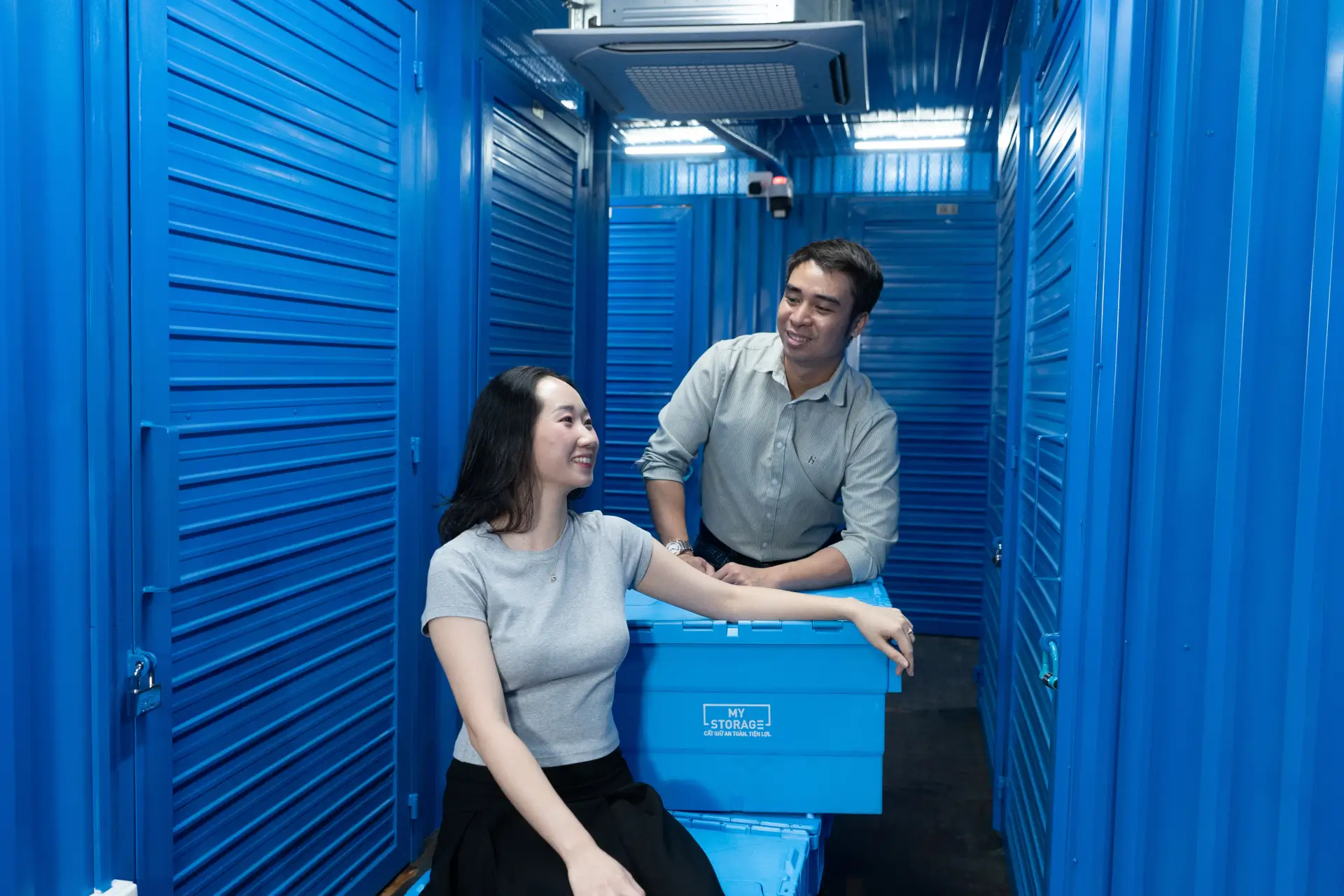 MyStorageの自己保管施設の中にいる2人