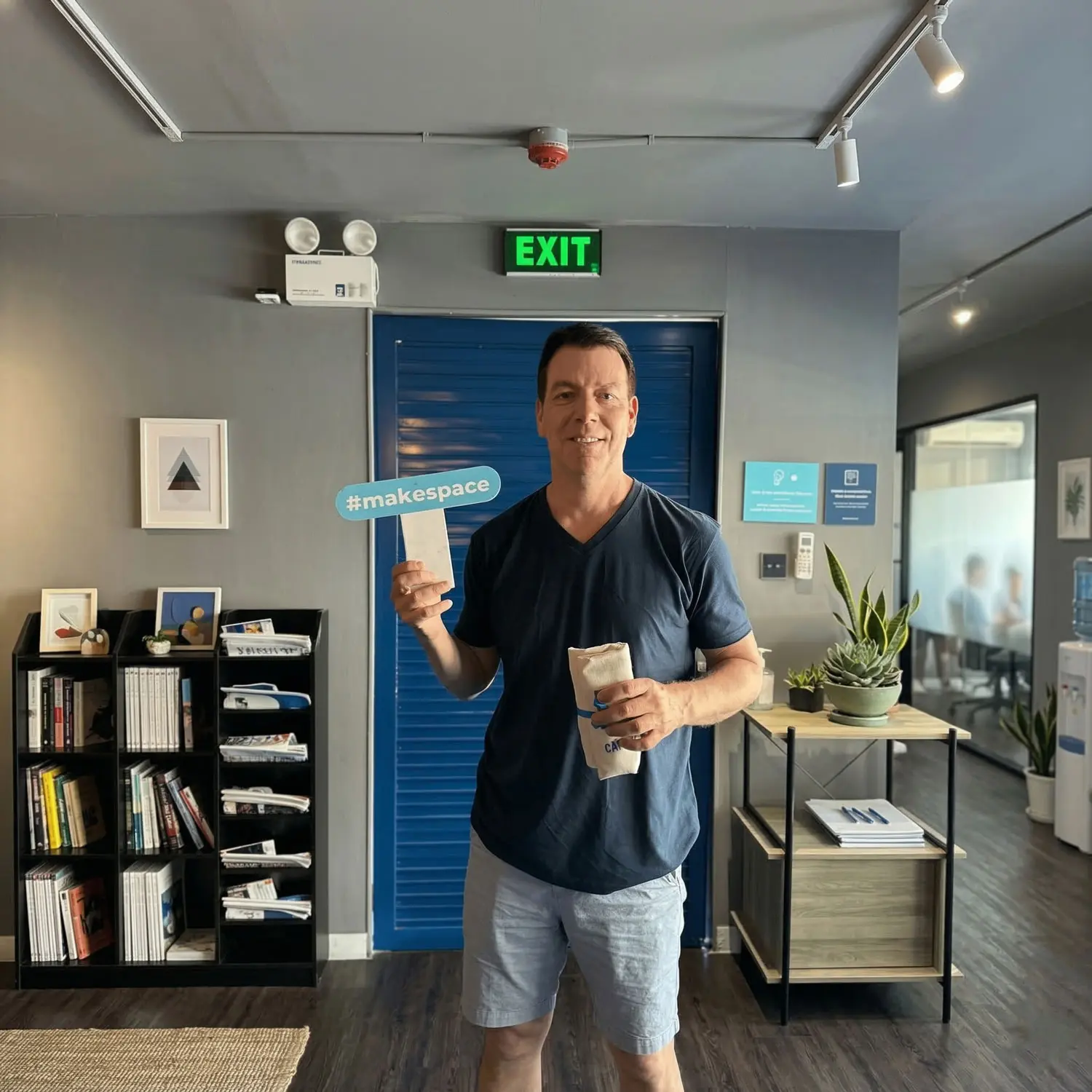 kho tự quản lưu trữ hành lý vali du lịch