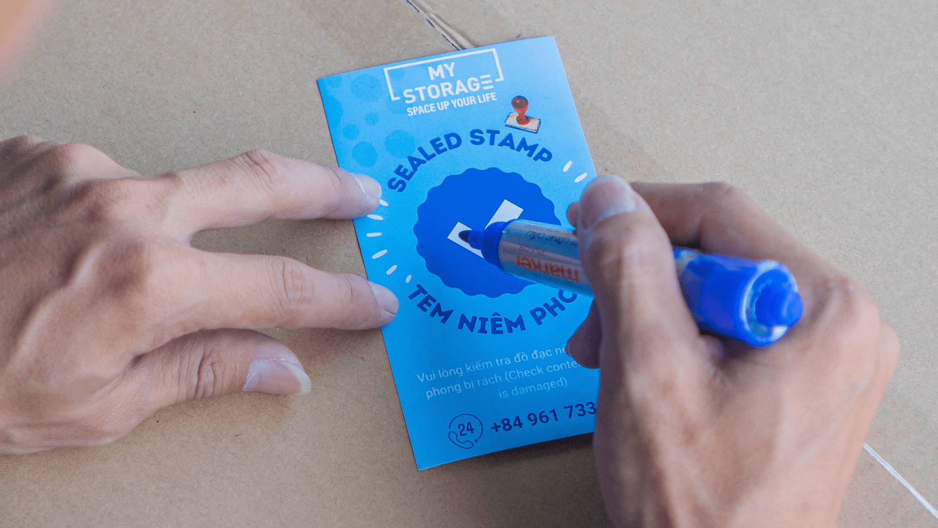 Nhãn dán thùng chứa đồ giúp dễ dàng quản lý