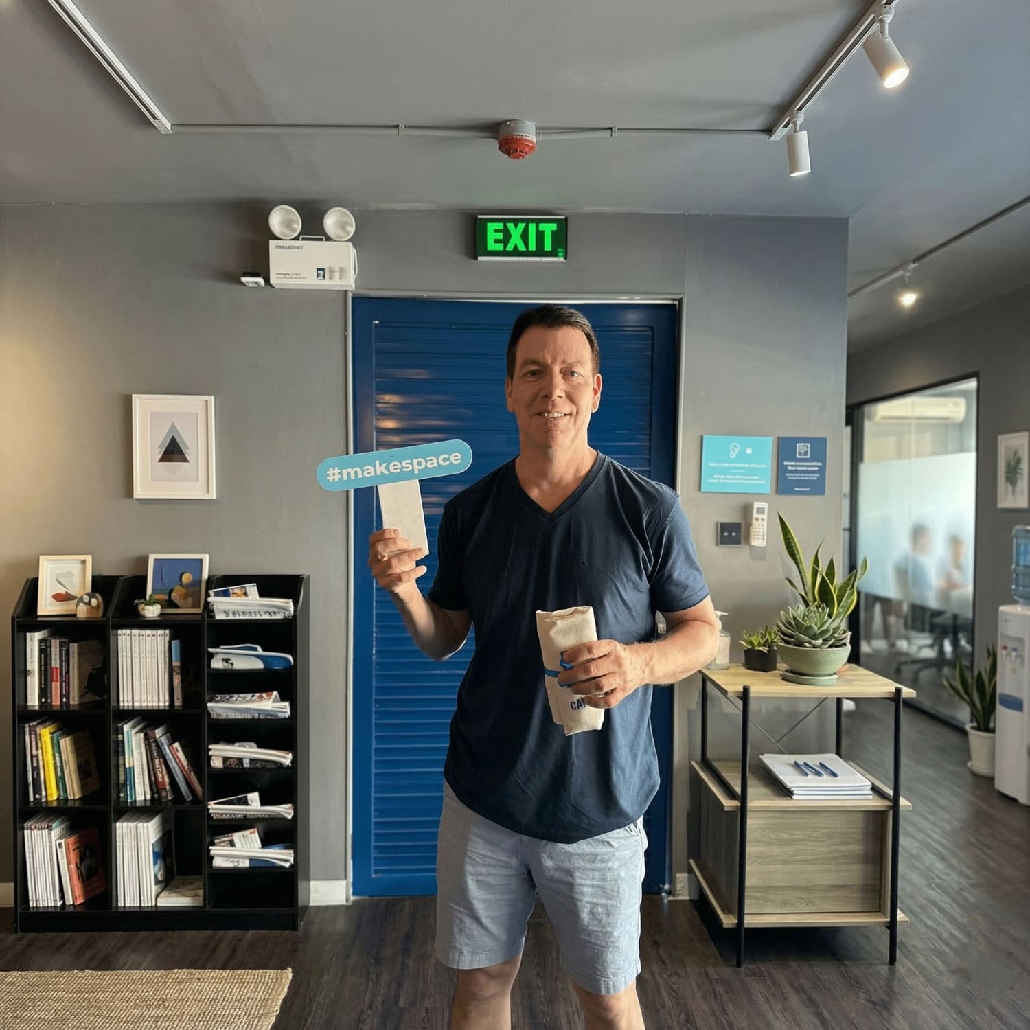 kho tự quản lưu trữ hành lý vali du lịch